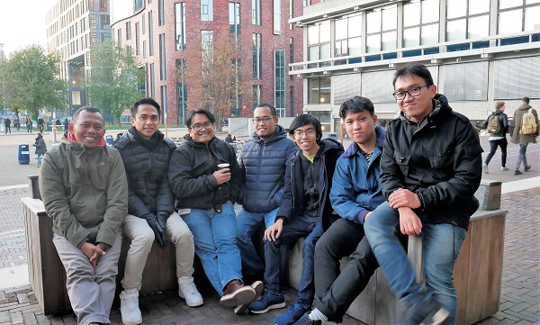Beberapa mahasiswa Indonesia yang sedang kuliah di Belanda bersama tim KalderaNews. Foto diambil di halaman Vrije Universiteit Amsterdam