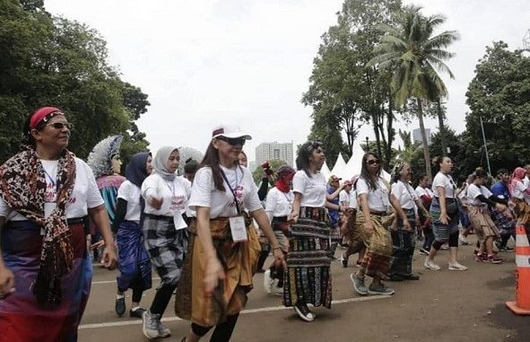Makna di Balik Festival Sarung Indonesia 2019