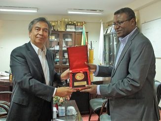 Duta Besar RI untuk Ethiopia, Djibouti dan Uni Afrika, Al Busyra Basnur bersama Presiden Universitas Hawassa, Ayano Beraso Hula