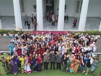 Wakil Menteri Luar Negeri RI, A.M. Fachir bersama para peserta Program Beasiswa Seni dan Budaya Indonesia (BSBI) 2019 di Gedung Pancasila, Kementerian Luar Negeri RI, pada Jumat, 10 Mei 2019