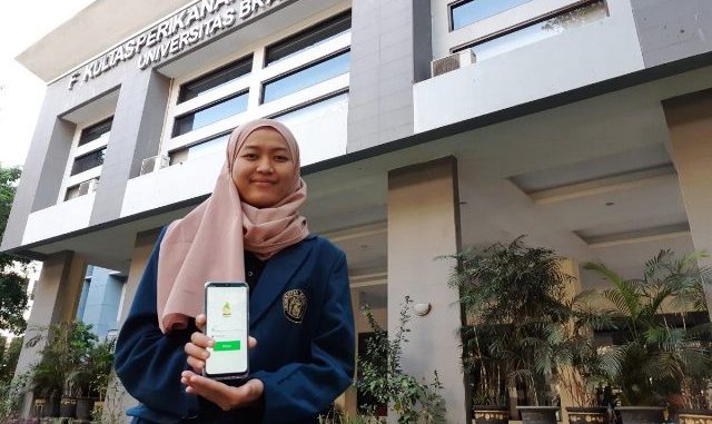 Mahasiswi menunjukkan aplikasi ILenuk