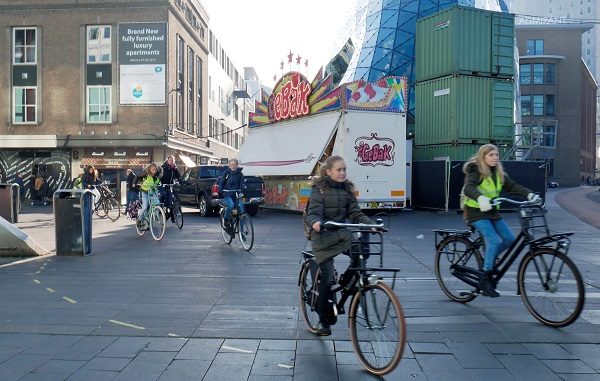 Sepeda menjadi kendaraan alternatif yang banyak dimanfaatkan pelajar dan mahasiswa di Belanda