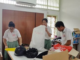 Peserta didik SMP Santa Ursula BSD melakukan penggalangan bantuan untuk korban gempa Lombok