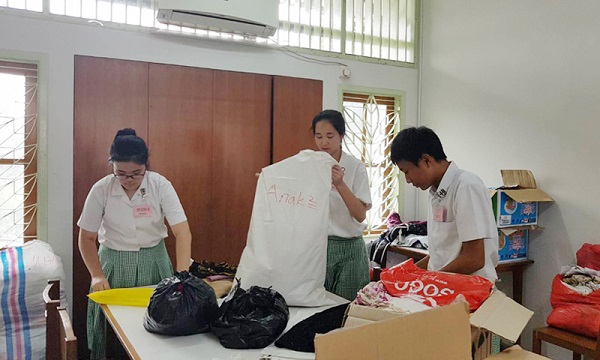 Peserta didik SMP Santa Ursula BSD melakukan penggalangan bantuan untuk korban gempa Lombok