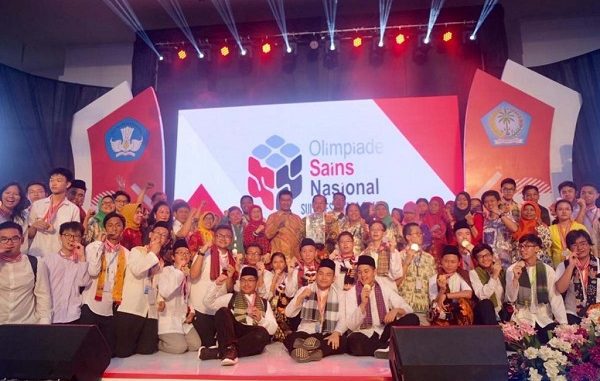 Para peraih medali di acara penutupan Olimpiade Sains Nasional (OSN) 2019 tingkat SMA di Manado