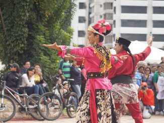 Tarian ondel-ondel di Festival Gastronomi sekaligus bazar amal yang diadakan oleh Yayasan Ninos de Maria yang mengasuh 300 anak kurang mampu Ekuador di Quito Convention Center, Minggu, 7 Juli 2019 lalu