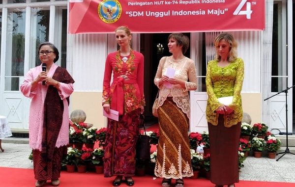 Kostum Terbaik di KBRI Praha saat HUT Ke-74 RI Kostum Terbaik di KBRI Praha saat HUT Ke-74 RI