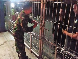 Pengembokan gerbang Yayasan Ignatius Slamet Riyadi Cijantung