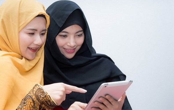 Milenial menikmati saham syariah dengan gadget di genggaman tangan (