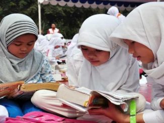 Sejumlah anak membaca Al Quran