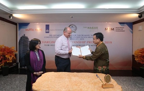 Direktur Nuffic Neso Indonesia, Peter van Tuijl (tengah) menyerahkan beasiswa secara resmi kepada Sekjen MKRI, Guntur Hamzah (kanan), didampingi Koordinator Beasiswa Nuffic Neso Indonesia, Indy Hardono