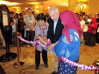 Duta Besar AS untuk Indonesia, Joseph R. Donovan Jr. bersama dengan Prof. Dr. Paulina Pannen, M.Ls. (Staf Ahli - Pendidikan Tinggi) dari Direktorat Jenderal Pendidikan Tinggi, Kementerian Riset, Teknologi, dan Pendidikan Tinggi menggunting pita tanda dibukanya U.S. Graduate Fair 2018 di Hotel Mulia Senayan, Jl. Asia Afrika, Senayan, Jakarta, Minggu, 16 September 2018