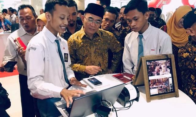 Mendikbud Muhadjir Effendy menyimak penjelasan dari siswa SMK saat . meninjau pameran siswa SMK(Foto Ist.) Mendikbud Muhadjir Effendy menyimak penjelasan dari siswa SMK saat pameran siswa SMK(Foto Ist.)