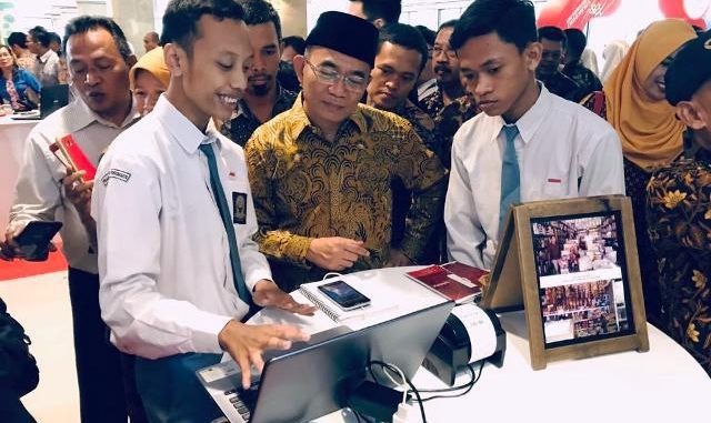 Mendikbud Muhadjir Effendy menyimak penjelasan dari siswa SMK saat pameran siswa SMK(Foto Ist.)