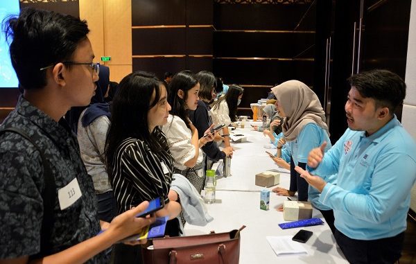 Sesi konsultasi motivation letter di acara Erasmus Days 2019 "Today for Tomorrow" di Catur Dharma Hall, Menara Astra Jakarta, Sabtu, 12 Oktober 2019