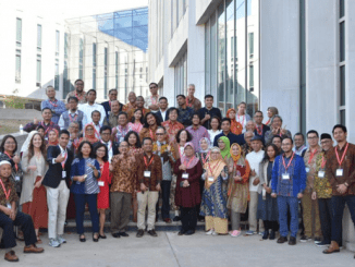 Pembicara dan pemapar Konferensi Indonesia Focus 2019 berfoto bersama Duta Besar Mahendra Siregar dan Konsul Jenderal Rosmalawati Chalid