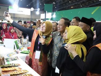 Menteri Riset, Teknologi, dan Pendidikan Tinggi (Menristekdikti) Mohamad Nasir wefie di acara Inovasi Inovator Indonesia Expo (I3E) 2019, Jakarta Convention Center (JCC) Senayan pada Kamis, 3 Oktober 2019