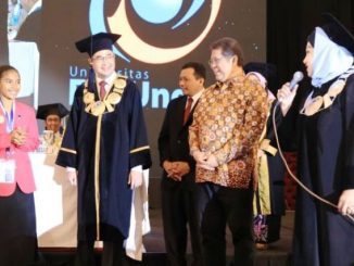 Maria Pascalia W (paling kiri) bersama Rektor Universitas Esa Unggul dan Menkominfo Rudiantara