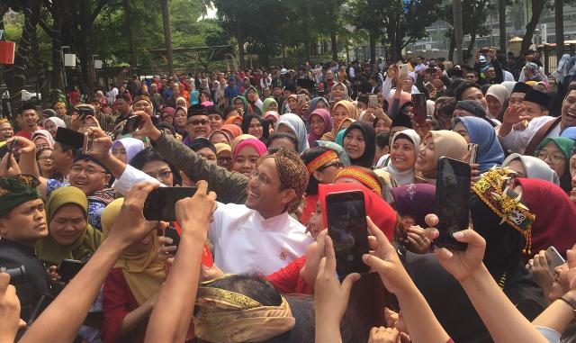 Mendikbud Nadiem Makarim berswafoto dengan pegawai Kemendikbud usai upacara peringatan Hari Sumpah Pemuda