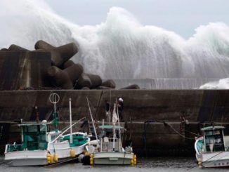 Ombak menghantam pemecah gelombang di sebuah pelabuhan di Kota Kiho, Prefektur Mie, Jepang, Jumat lalu