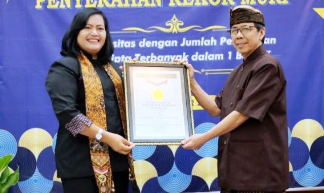 Penyerahan rekor MURI kepada Universitas Atma Jaya Yogyakarta