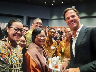 Perdana Menteri Belanda, Mark Rutte pose bersama bersama Koordinator Promosi Pendidikan Nuffic Neso Indonesia, Inty Dienasari, Wakil Ketua Bidang Eksternak Komnas HAM, Sandrayati Moniaga, Anggota Bawaslu Fritz Edward Siregar, dan Direktur Pendidikan dan Pelayanan Masyarakat Komisi Pemberantasan Korupsi (KPK) Giri Supradiono