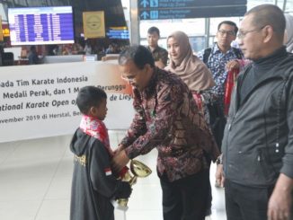 Direktur Pembinaan Sekolah Dasar Direktorat Pendidikan Dasar dan Menengah, Kemendikbud, Khamim saat memberi selamat kepada siswa penerima emas di Belgia. (Dok. Kemendikbud)