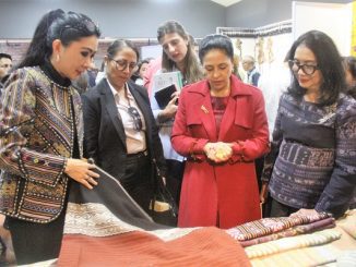 Ibu Negara Ekuador, Madame Rocio Gonzales de Moreno Garces yang hadir di CIDAP pada tanggal 3 November lalu sempat mengunjungi stand Indonesia di CIDAP. Ia mengagumi hasil kerajinan para pengrajin Indonesia