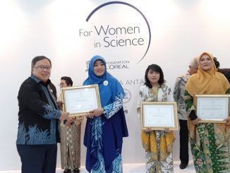Menteri Riset dan TeknologiKepala Badan Riset dan Inovasi Nasional (MenristekBRIN) Bambang Brodjonegoro memberikan anugerah L’Oréal-UNESCO For Women in Science. (Dok.Kemenristek/BRIN)