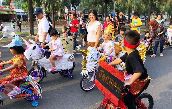 Semarak The Power of Culture "Batik Carnival" di Jalan Boulevard Bintaro (depan sekolah BPK PENABUR Bintaro Jaya), Minggu, 17 November 2019, pukul 06.00 — 09.00 WIB (KalderaNews/Humas PENABUR)