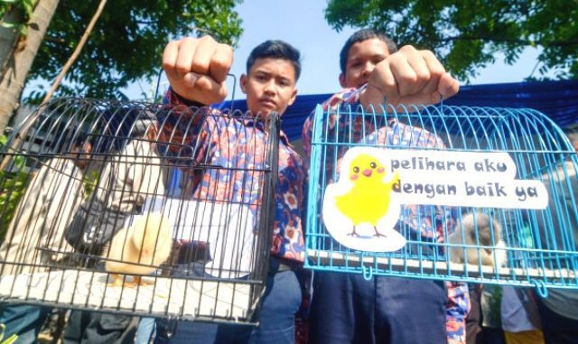 Siswa SD dan SMP di Bandung mendapat anak ayam dari Wali Kota Bandung, agar tidak kecanduan gadget. (Ist.)