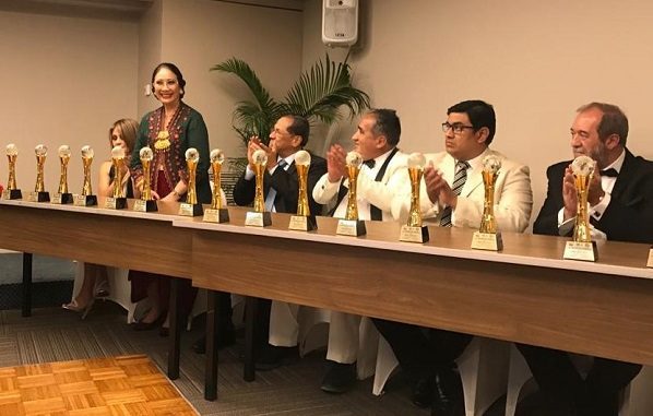 Dubes RI Quito Diennaryati Tjokrosuprihartono mendapatkan Premios Mundo Gold atau Golden World Award di Hotel Oro Verde, Guayaquil pada Kamis, 12 Desember 2019