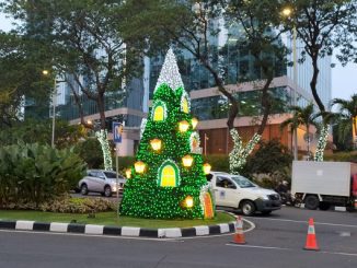 Keindahan Pohon Natal di Kawasan Bisnis SCBD Jakarta