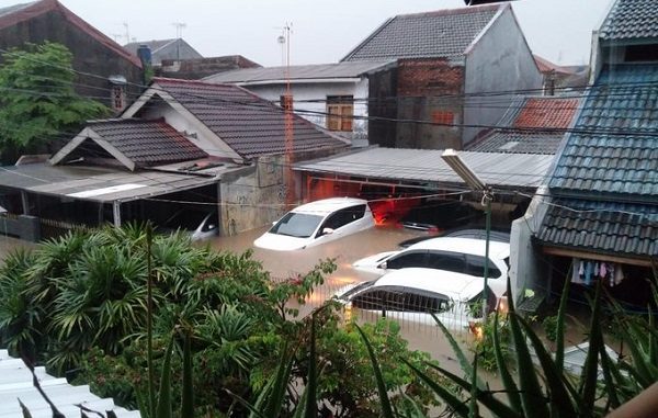 Banjir sepinggang orang dewasa di Jl. Lembah Aren VII, RW 09, Pondok Kelapa, Jakarta Timur (Foto: @TMCPoldaMetro)