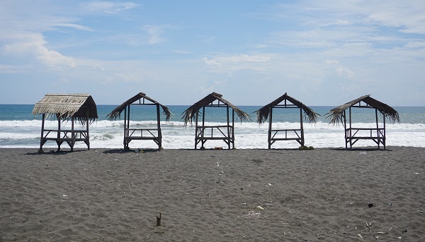 Gubuk-gubuk bambu kecil di Pantai Jatimalang Purworejo, Jawa Tengah