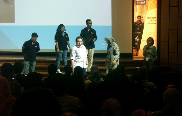 Holland Scholarship Day (HSD) 2004 Alumni Sharing Session: Koordinator Tim Beasiswa Nuffic Neso Indonesia, Indy Hardono memandu sesi sharing alumni saat Holland Scholarship Day (HSD) 2004 silam