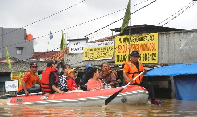 Ilustrasi: Proses evakuasi warga yang terdampak banjir. (Ist.)