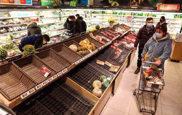 Supermarket-supermarket yang ada di Wuhan, China sudah kosong. Sayur-sayuran habis diborong warga