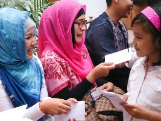 Anak mendapatkan uang tempel (angpao) saat Lebaran
