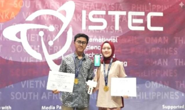 Tim UGM, Regita Rahma Maharatri dan Ilham Fazri menyabet medali emas dalam ajang ISTEC 2020. (Dok.Humas UGM) Tim UGM, Regita Rahma Maharatri dan Ilham Fazri menyabet medali emas dalam ajang ISTEC 2020. (Dok.Humas UGM)