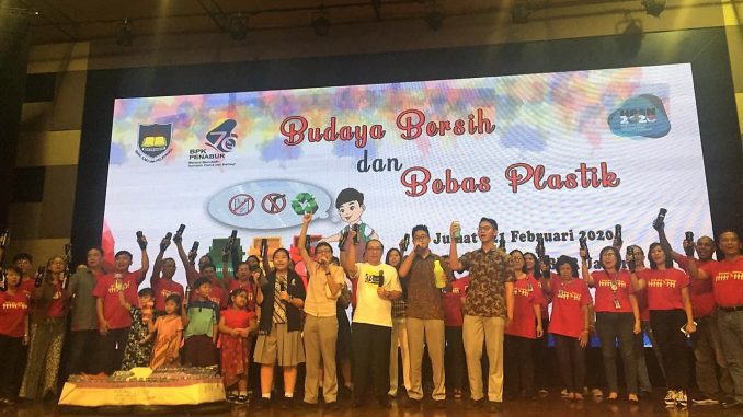 Ketua Umum BPK PENABUR Adri Lazurdi meluncurkan gerakan "Pekan Budaya Bersih dan Bebas Plastik" yang bertepatan dengan Hari Peduli Sampah Nasional (HPSN) di Aula SMAK 1 PENABUR, Jumat, 21 Februari 2020