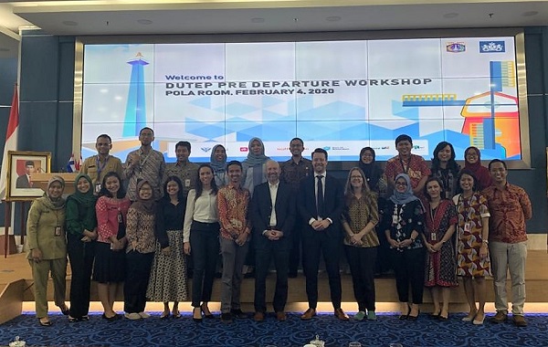 Dutch Training and Exposure Programme (DUTEP) Fase II Batch IV di Jakarta DUTEP Participants and Alumni. In the middle: Mr. Shy Shavit (Rotterdam University of Applied Sciences/RUAS), Mr. Johan Verlinde (Programme Manager Rotterdam Climate Adaptation Plan, City of Rotterdam), Ms. Charlotte Schmidt (RUAS), Balaikota Jakarta, Tuesday, 4 February 2020