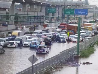 Banjir di tol dalam kota arah di Cikunir-Jatibening arah Jakarta, Selasa, 25 Februari 2020