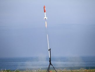 Roket Komurindo meluncur membawa muatan dari mahasiswa peserta Harteknas