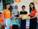 VP Business Development Qoala, Priya Vohra (paling kanan) dan Senior Manager Qoala, Prisca Niken (paling kiri) memberikan hadiah kepada pasangan ibu dan anak yang membuat kreasi bento terbaik (KalderaNews/Qoala)