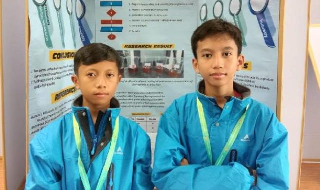 Muhammad Farrel Imanullah dan Muhammad Fikri Nur Rahman dari SMP Islam Sabilillah, Malang, Jawa Timur, mewakili Indonesia dalam ajang Taiwan International Science Fair (TISF) 2020 di Taipei, Taiwan. (Ist.) Muhammad Farrel Imanullah dan Muhammad Fikri Nur Rahman dari SMP Islam Sabilillah, Malang, Jawa Timur, mewakili Indonesia dalam ajang Taiwan International Science Fair (TISF) 2020 di Taipei, Taiwan. (Ist.)