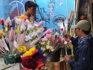 Pedagang bunga di Jalan Raya Kalimalang, Pangkalan Jati, Jakarta Timur pada Jumat, 14 Februari 2020