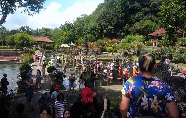 Suasana wisata Tirta Gangga saat musi liburan Pengunjung di Tirta Gangga saat musim liburan