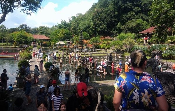 Pengunjung di Tirta Gangga saat musim liburan