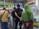 Antrean warga di sebuah apotik di Jakarta Timur untuk membeli obat hingga masker dan hand sanitizer yang ternyata stock khusus untuk masker sudah habis, Rabu, 19 Maret 2020